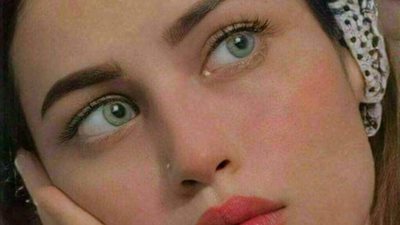 فتاه عشرينيه تتصفح مواقع التواصل الاجتماعي