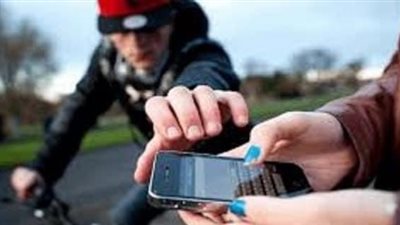 فتاة جديدة في المدينة كانت تبحث عن عمل جاء لص وسرق هاتفها وهرب