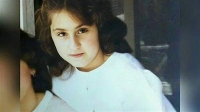 البنت يلي بالصورة صارت أجمل وأشهرفنانة في الوطن العربي لو ركزت منيح رح تعرفها