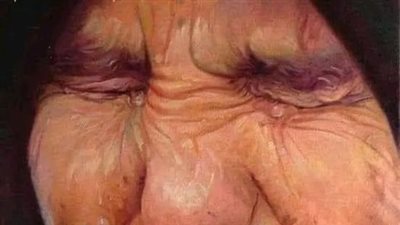 رجل ابكى والدته ليضحك زوجته