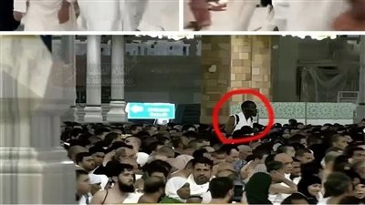 معتمر عملاق يلفت أنظار الناس في الحرم المكي .. هل تم كشف هويته ؟