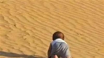 قصة ﻛﺎﻧﺖ ﻋﺎﺋﻠﺔ ﺗﻘﻮﻡ ﺑﺮﺣﻠﺔ ﺑﺮﻳﺔ ﻭﺃﺛﻨﺎﺀ ﺟﻠﻮﺳﻬﺎ اته اليهم طفل