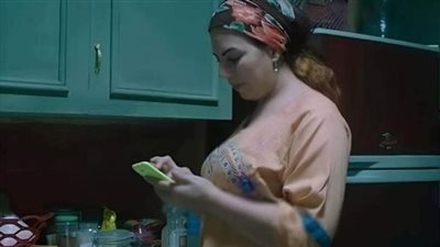 أخذ الزوج هاتف زوجته المشابِهَ لهاتفه