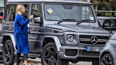 ارملة امريكية أعلنت عن بيع سيارة مرسيدس بحالة ممتازة وبسعر دولار واحد ،