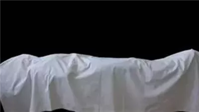لماذا يفتح المېت عينيه بعد مۏته؟.. لسببين لا يعرفهما كثيرون