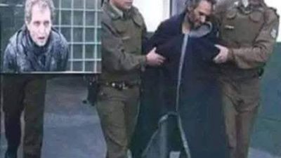 الصوره لعامل كان يعمل في مصنع لتجميد
