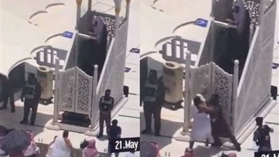 قبض رجال الشرطه على رجل فى حمامات الحرم