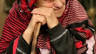 أقبلت أمراة كبيرة في العمر