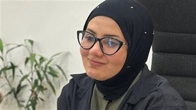 فى الثمانينات وبالتحديد فى منطقة العتبة الدكتورة ايمان راجعة شقتها وبتفتح