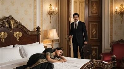 نامت بالخطأ في جناح الملياردير… وما اكتشفته في الصباح غيّر حياتها للأبد!