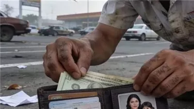 وجد محفظة مليئة بالمال… فسلّمها! ما حدث بعدها قلب حياته رأسًا على عقب