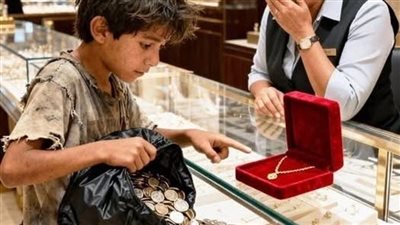 دخل طفلٌ يحمل عملاتٍ باردة… فخرج العالم كلّه أدفأ من قبل