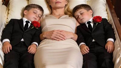 دُفنت مع طفليها أحياء… لكن ما اكتشفته داخل التابوت صدم الجميع!