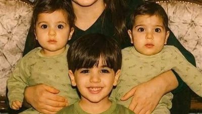 ام تنشر صورتها مع اولادها بعدما اصبحوا شباب جمالهم مش طبيعي