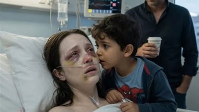 استيقظت من الغيبوبة وسمعت ابني يهمس: لا تفتحي عينيك… الحقيقة كانت مرعبة!