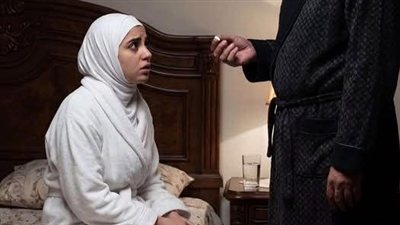 تزوّجتُ رجلًا مسنًا لإنقاذ والدي المړيض، بشرطٍ غريب: كان عليّ كل مساء قبل النوم أن أتناول حبّة مجهولة….