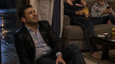 أختي كانت عايشة في بيتي ببلاش هي وجوزها وابنها. وفي ليلة مطر، وقعت واتكسرت رجلي قدام باب البيت، ولما استنجدت بيها قالتلي بكل برود: “إحنا مش خدامين عندك.
